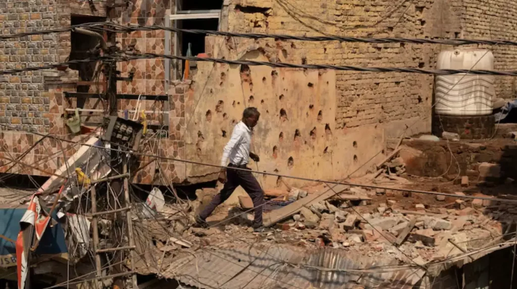 India, Pakistan intensify strikes amid de-escalation calls