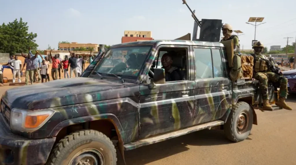 How did Russian forces help repel ISIL attack on Niger’s airport